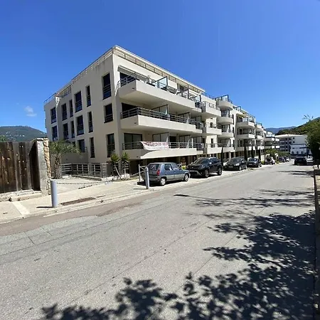 Cote Pied Dans L'eau Vue