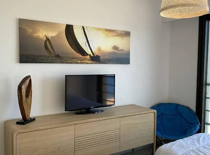 Cote Pied Dans L'eau Vue Appartement *