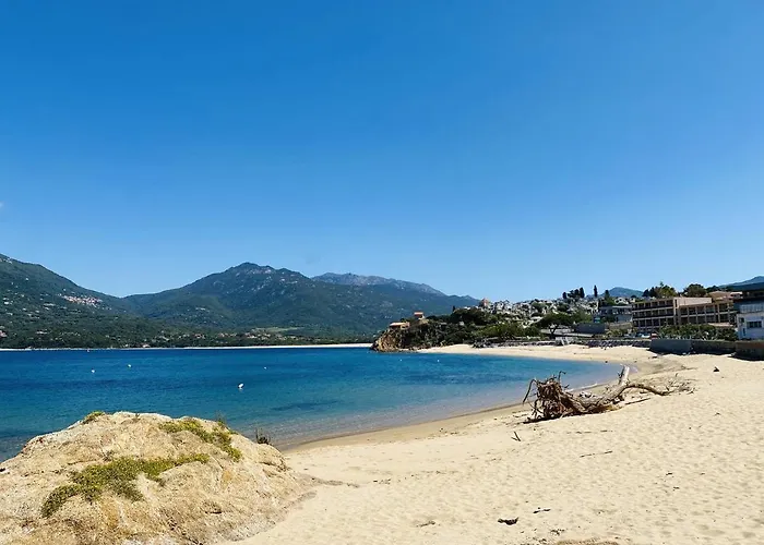 Cote Pied Dans L'eau Vue Propriano (Corsica)